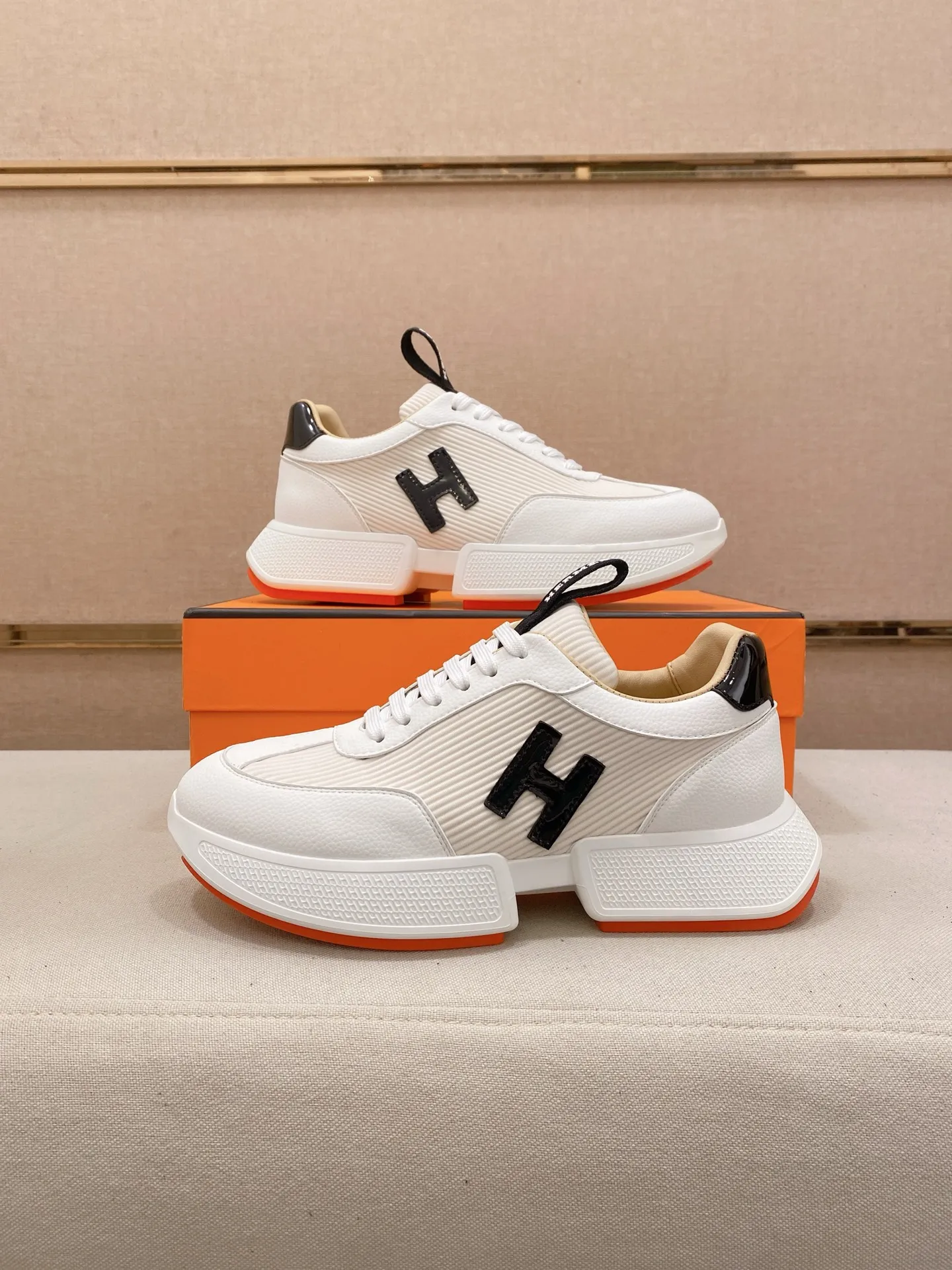 Ex-factory price: 460💰《HERMES》【Classic original single version】Hermès; top 🔝purchasing agent🔍🔍men's latest 🇺🇸 counter sales simultaneously, imported from Italy original ▲▲cowhide ▲▲ (high-end, nobility, class) ) Exquisite workmanship (Italian 🇮🇹 imported water-dyed 🐂 cowhide lining) sole: original sole provided by the original factory, ⚠️exclusive double-layer activity·TPR·rubber·combined molded outsole; super comfortable·wear-resistant·non-slip·environmental protection The real thing is more beautiful if you take the real thing (high quality, follow the order). You can enter and exit the counter at will * Number of yards: 38-44 (45 can be customized and cannot be returned or exchanged)